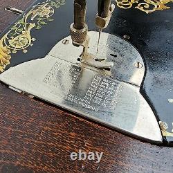Antique La table en bois de la machine à coudre standard + outils/pièces/clé de tourne en français