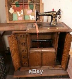 Antique Machines À Coudre Singer 1900 À Tiger Oak Cabinet Fermé Avec Treadle