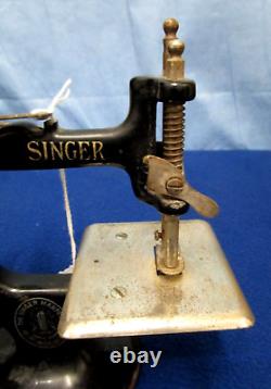 Antique Miniature - Mini Machine à Coudre Singer en Fonte