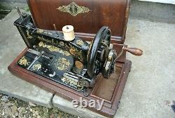 Antique Singer 48k Machine À Coudre Avec Boîtier Et Décalcomanies D’oeillets Ottomans