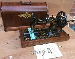 Antique Singer 48k Machine À Coudre Avec Boîtier Et Oeillets Ottomans