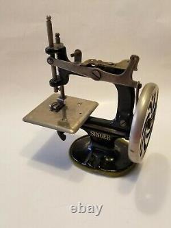 Antique Singer Childs Toy Hand Cranted Sewing Machine Cranks Bobbin Up & Down