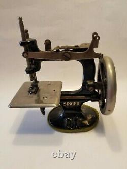 Antique Singer Childs Toy Hand Cranted Sewing Machine Cranks Bobbin Up & Down
