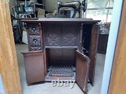 Antique Singer Machine À Coudre 1873 Dans L'état De Travail De L'armoire Fermée