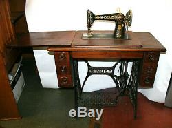 Antique Singer Machine À Coudre Avec Table Ainsi Que Des Accessoires Et De L'huile Can C3991680