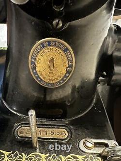 Antique Singer Machine À Coudre Dans Une Armoire En Bois Ce Machine Travaille Ee411553 1940