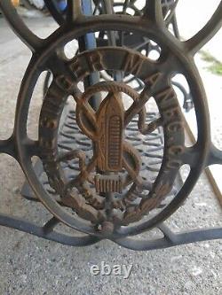 Antique Singer Machine À Coudre Lotus Decals Dans Une Armoire À Sept Tiroirs, Travaillant