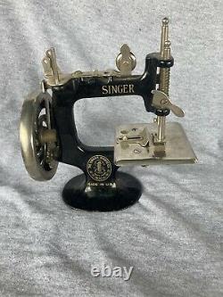 Antique Singer Machine À Coudre Miniature Vendeur Échantillon -mini Vintage Toy