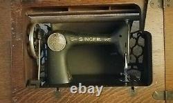Antique Singer Machine À Coudre Modèle 66 En Oak Cabinet, Pièces Supplémentaires, Clé & Manuel