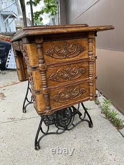Antique Singer Treadle Machine À Coudre Avec Fantastic Ornate Oak Cabinet Finish