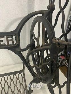 Antique Singer Treadle Machine À Coudre Cast Fer Base W Roue Et Plaque De Pied