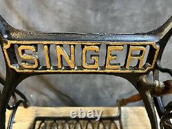 Antique Singer Treadle Machine À Coudre Les Jambes De Base De La Table En Fonte