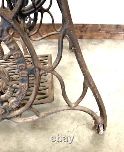 Antique Singer Treadle Machine À Coudre Les Jambes De Base De La Table En Fonte, Réutilisable