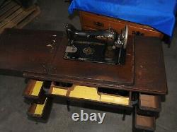 Antique Singer Treadle Sewing Machine Avec Armoire & Tiroirs