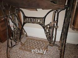 Antique Singer Treadle Sewing Machine Cast Table De Fron Base Armoire Rouge Yeux