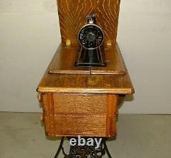 Antique Singer Treadle Sewing Machine, Modèle/classe 127