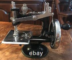 Antique Vintage 1926 Singer Model 20 Toy Child Small Couture Machine Belle