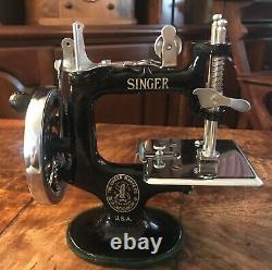 Antique Vintage 1926 Singer Model 20 Toy Child Small Couture Machine Belle