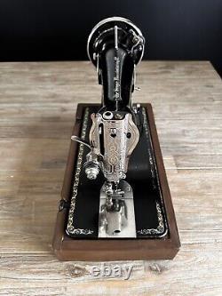 Belle machine à coudre Singer 1924 rare avec plaque en nickel et tête à pédale décorée