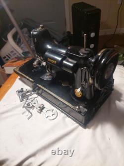 Belle machine à coudre Singer Featherweight des années 1950