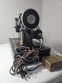 Belle machine à coudre à pédale Singer antique de 1910 avec le Sphinx égyptien électrique