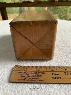 Boîte de puzzle de couture Singer antique avec attachements en chêne à queues d'aronde brevetée en 1889