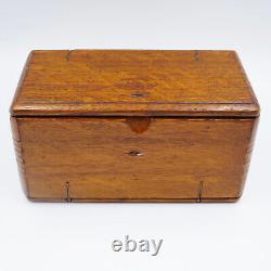 Boîte de puzzle en chêne de la marque Singer avec accessoires presque complète, vers 1889, antique.