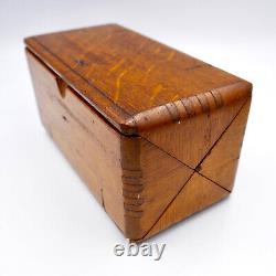 Boîte de puzzle en chêne de la marque Singer avec accessoires presque complète, vers 1889, antique.