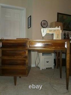 Bureau Antique De Machine À Coudre De Chanteur