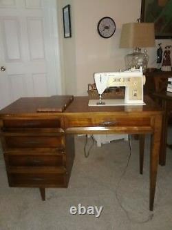 Bureau Antique De Machine À Coudre De Chanteur