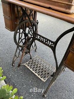 Chanteur Vintage Treadle Machine À Coudre Table Cercueil Complet Haut Bois 1899 Pedal