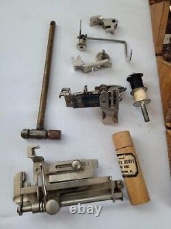 Ensemble d'outils de machiniste pour machine à coudre Singer rare dans une boîte en bois brevetée en 1889