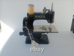 La Singer Manufacturing Co. Machine à coudre miniature vintage 20