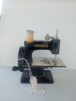 La Singer Manufacturing Co. Machine à coudre miniature vintage 20