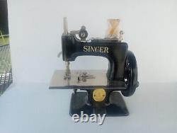 La Singer Manufacturing Co. Machine à coudre miniature vintage 20