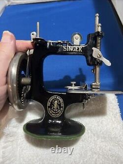 La société Singer Manufacturing Co. Machine à coudre miniature Vintage 20 Menthe ! #2