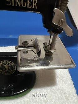 La société Singer Manufacturing Co. Machine à coudre miniature Vintage 20 Menthe ! #2