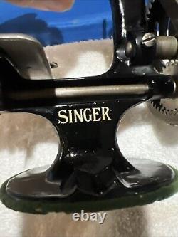 La société Singer Manufacturing Co. Machine à coudre miniature Vintage 20 Menthe ! #2