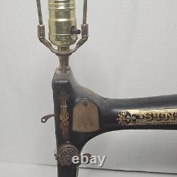 Lampe de table personnalisée avec abat-jour pour machine à coudre Singer antique en fonctionnement