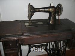 MACHINE À COUDRE ANCIENNE DE MARQUE SINGER Modèle Redeye 66 avec meuble à pédale en chêne de 1920.