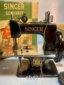 MACHINE À COUDRE POUR ENFANTS SINGER VINTAGE 1926 MODÈLE 20 BOÎTE D'ORIGINE, PINCE ET AIGUILLES