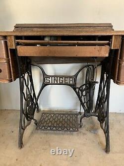 Machine À Coudre À Bande De Roulement Vintage À Antique Singer Dans Une Armoire De Table