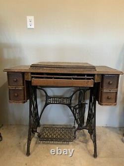Machine À Coudre À Bande De Roulement Vintage À Antique Singer Dans Une Armoire De Table