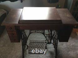 Machine À Coudre Des Doigts Antiques Dans Le Cabinet 1916 7-table De Dessinateur Fonte Originale