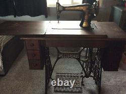 Machine À Coudre Des Doigts Antiques Dans Le Cabinet 1916 7-table De Dessinateur Fonte Originale