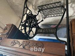 Machine À Coudre Treadle D'antique Singer Avec Dessus De Couverture De Cercueil D'armoire De Table