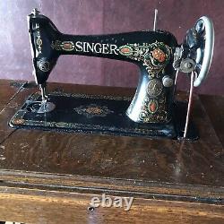 Machine Antique De Couture De Chanteur Avec L’armoire