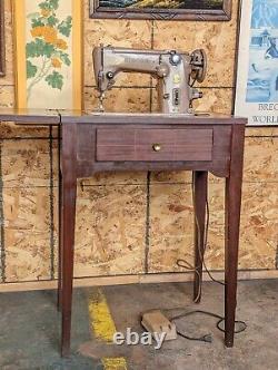 Machine à coudre Antique SINGER BAJ3-8 des années 1950 sur une table de milieu de siècle