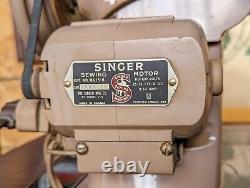 Machine à coudre Antique SINGER BAJ3-8 des années 1950 sur une table de milieu de siècle