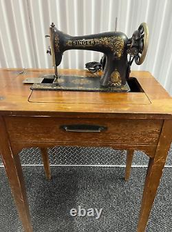 Machine à coudre Antique Singer 15 dans son meuble avec des décalcomanies Tiffany de 1914.